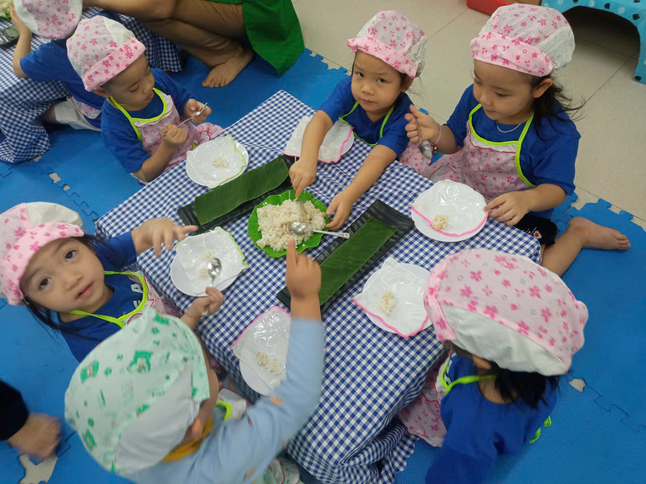 Bé làm cơm nắm muối mè